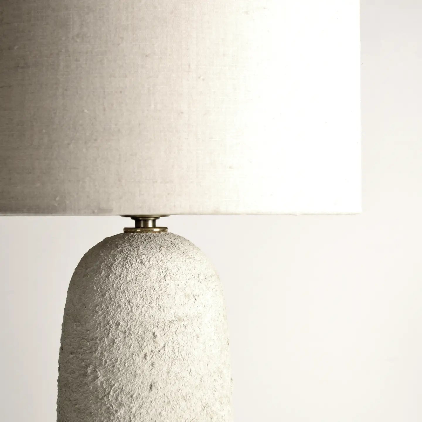 Armona Concrete - Handgefertigte Tischlampe - reflect design